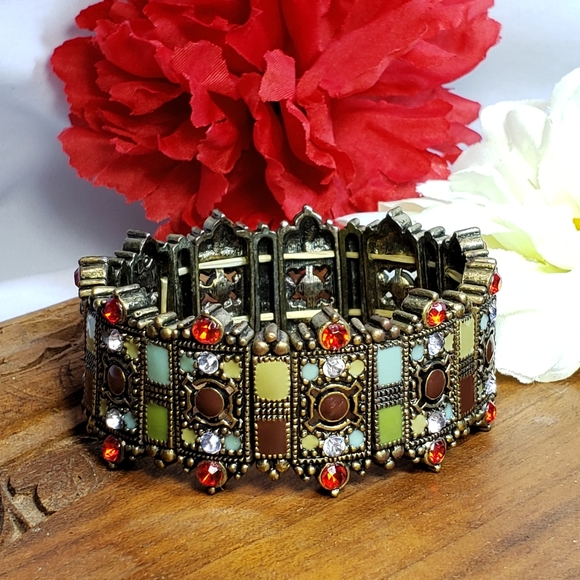 Jewelry - SALE!!🌷Beautiful Stretch Bracelet